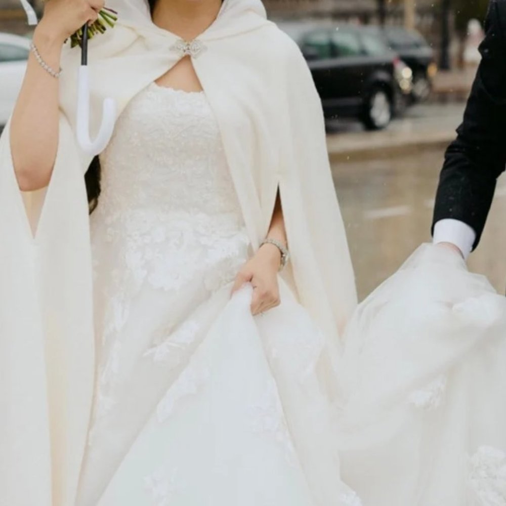 White Cape, Hooded Bridal Cape Cloak (NWOT)